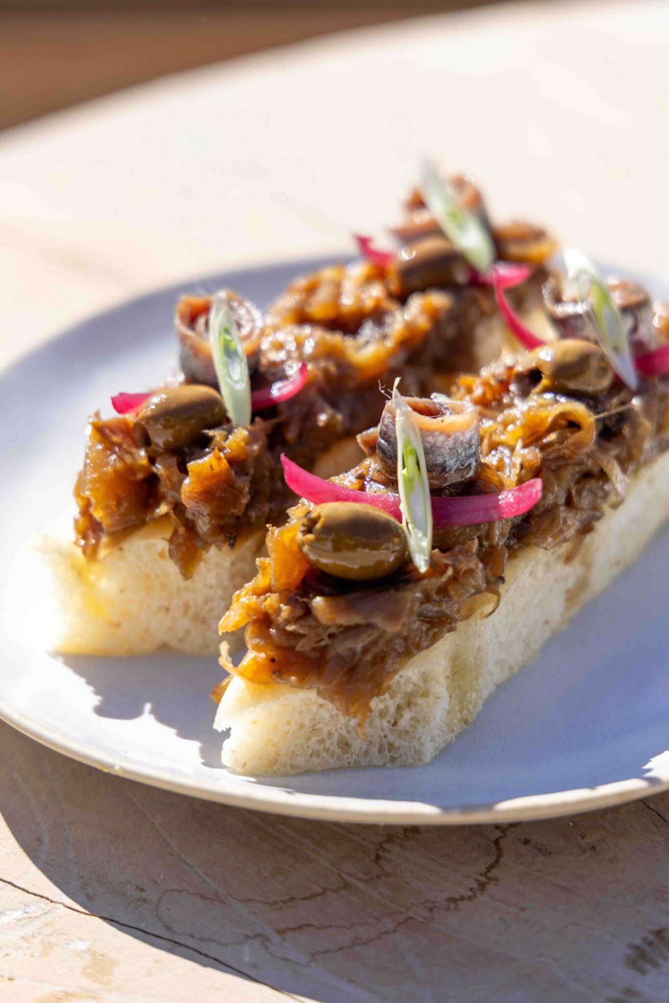 Recette de focaccia comme une pissaladière par Pierrick Cizeron, chef au restaurant méditerranéen Hyde Beach à Cannes © DR