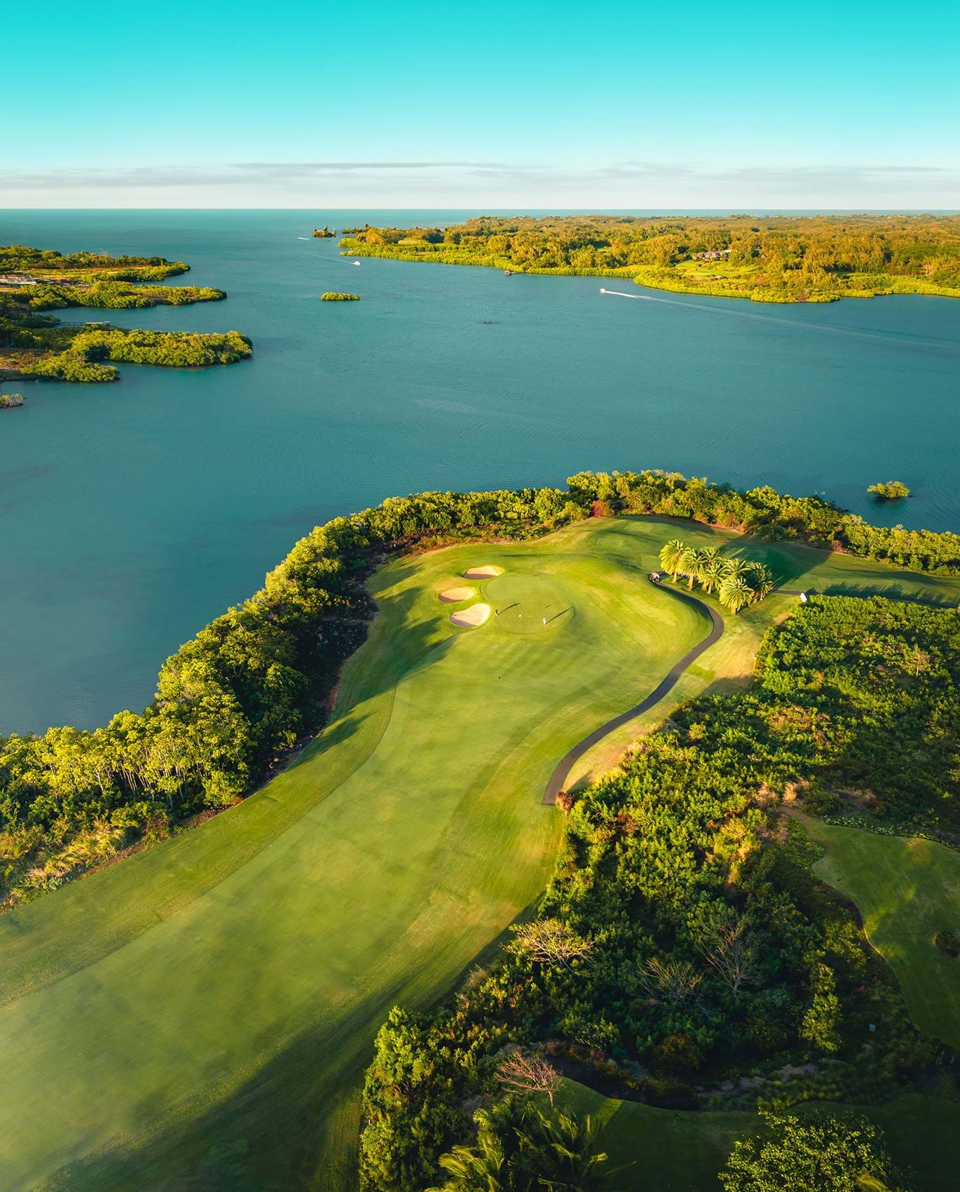© The Bay Club at Anahita
