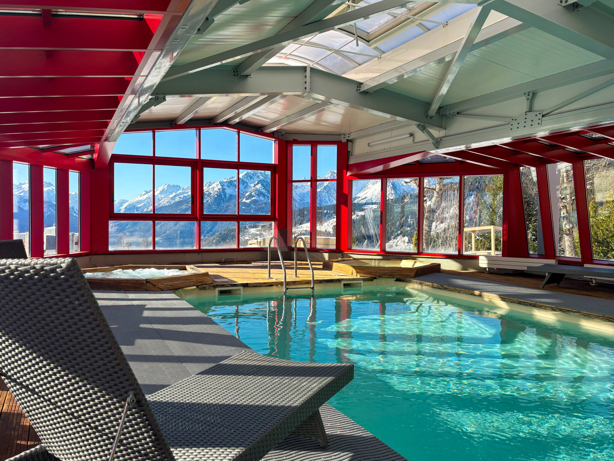 La piscine intérieure avec la vue sur les montagnes © Casa Moho