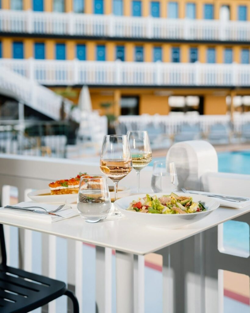 Déjeuner en terrasse avec vue sur la piscine © Hôtel Molitor
