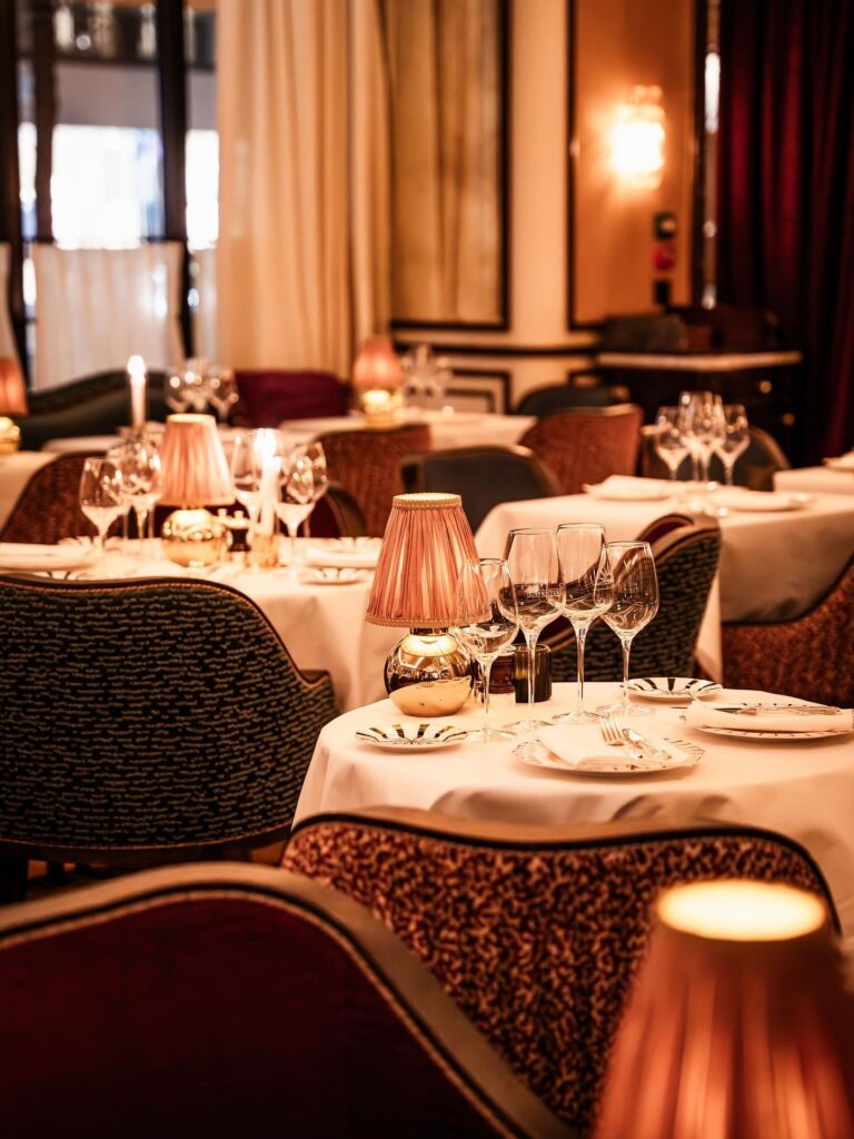 Intérieur chic et feutré du restaurant © L'Aventure