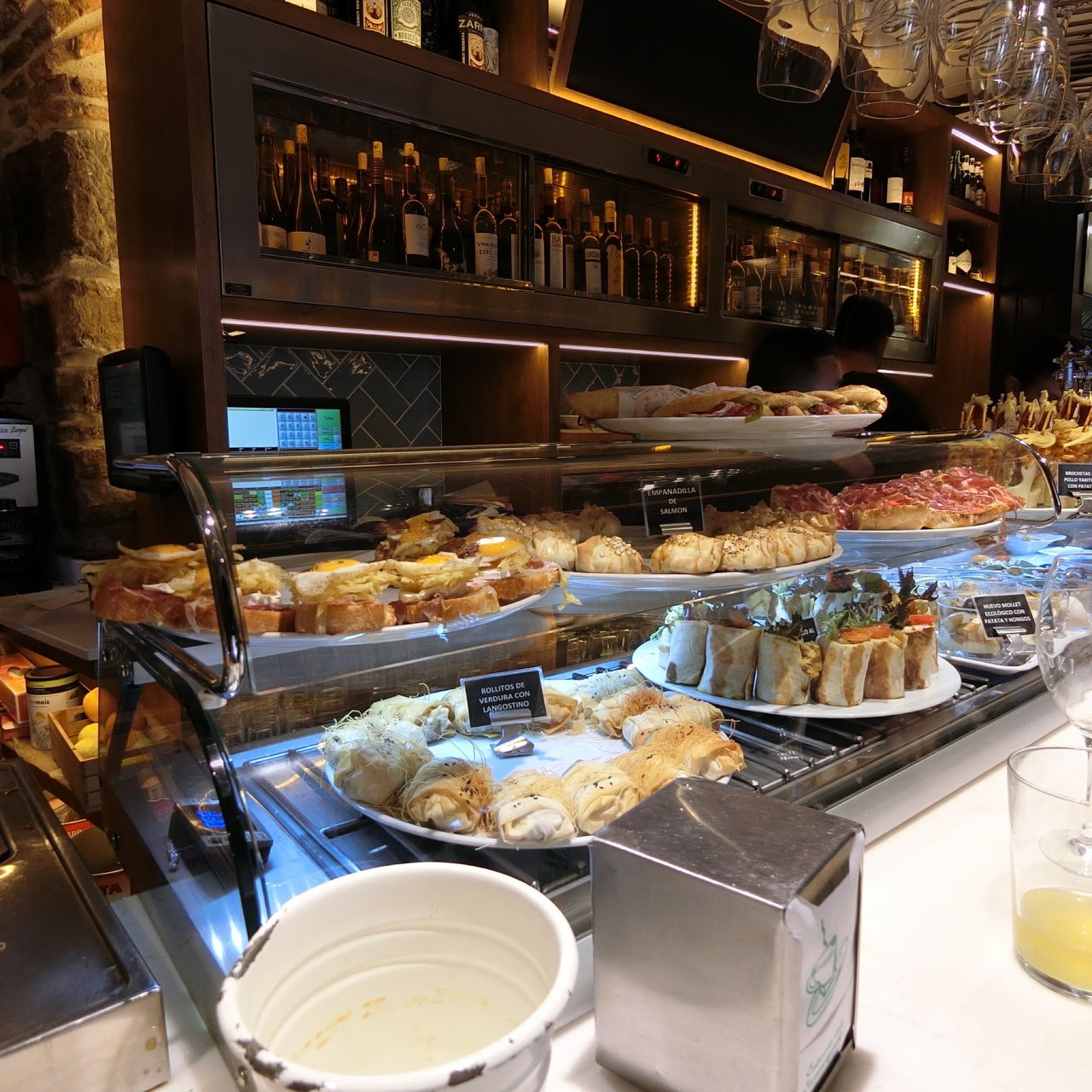 Les vitrines du comptoir de Gure Toki à Bilbao, une des meilleures adresses de pinxtos © DR