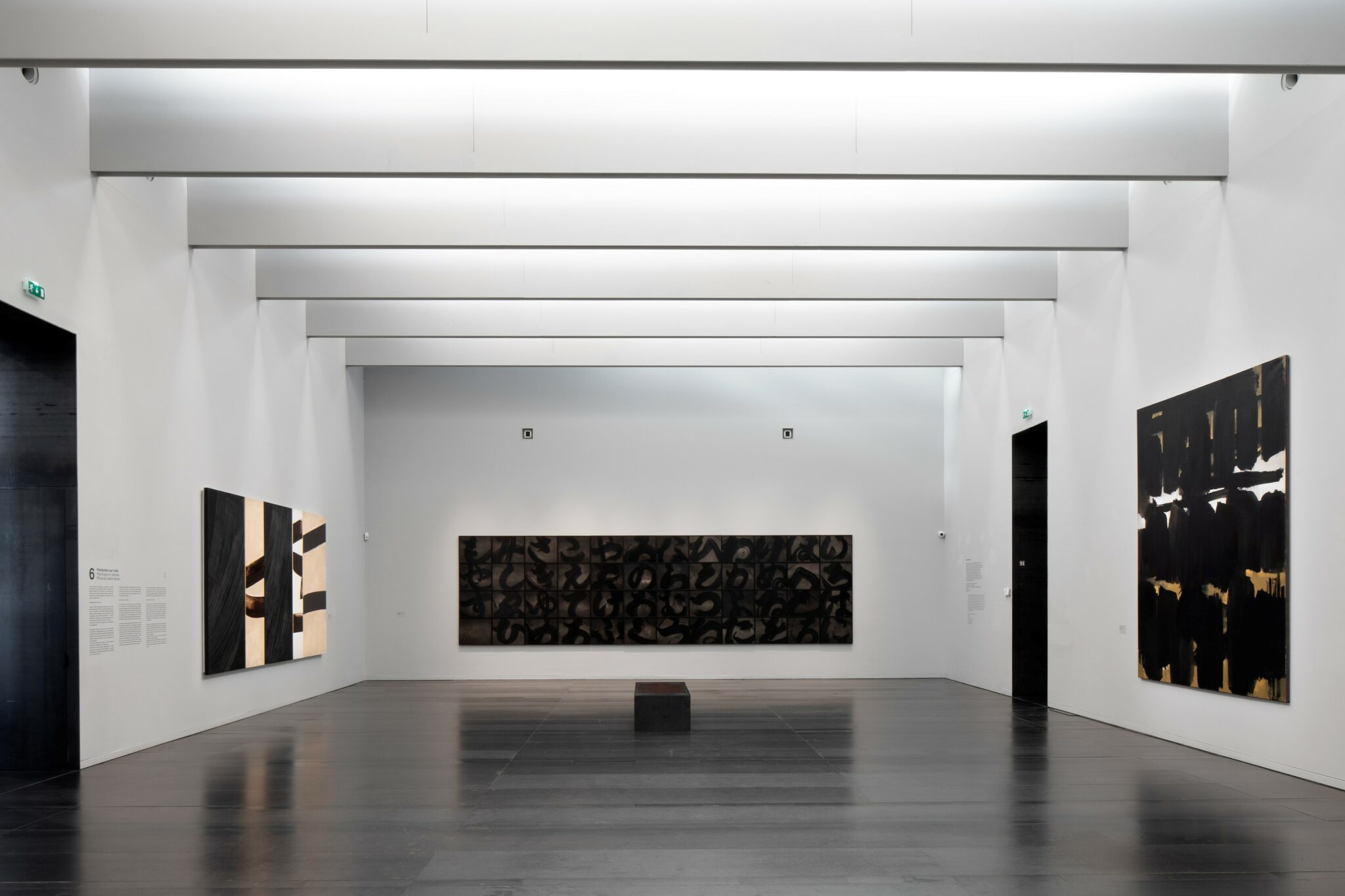 Vue exposition HIROSHI SUGIMOTO. REPRENDRE LA MELODIE. Musée Soulages Rodez © Studio Sugim