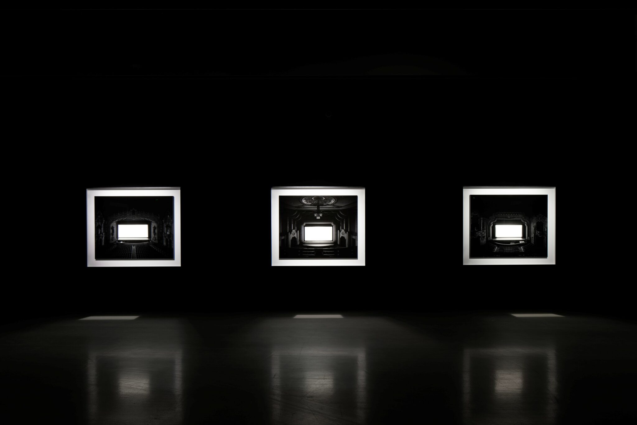 Vue exposition HIROSHI SUGIMOTO. REPRENDRE LA MELODIE. Musée Soulages Rodez © Studio Sugim