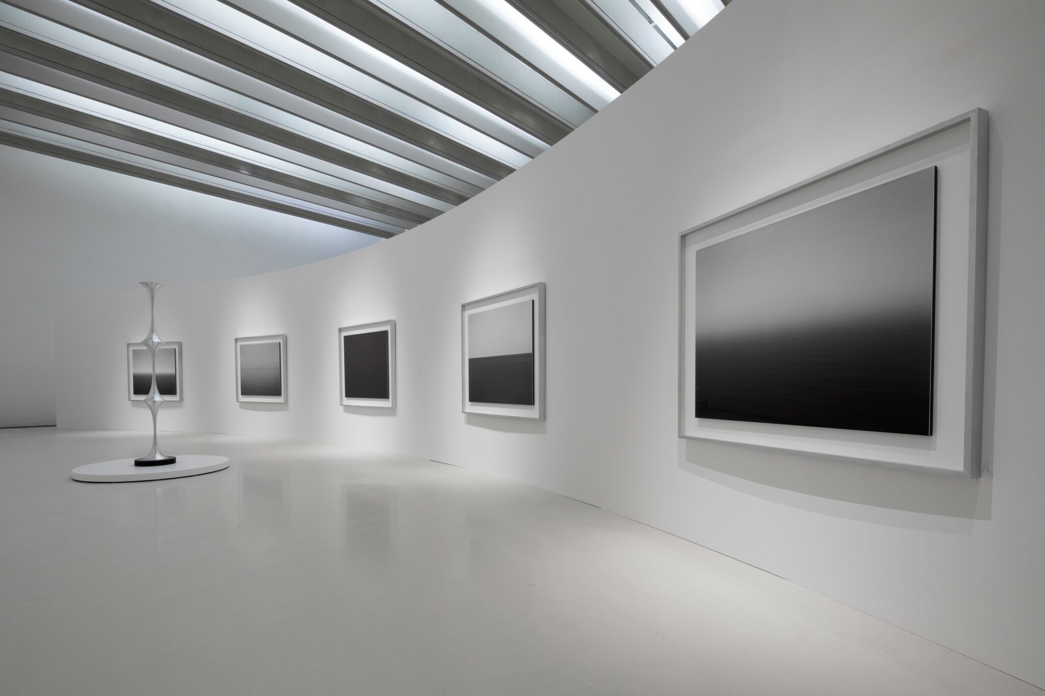 Vue exposition HIROSHI SUGIMOTO. REPRENDRE LA MELODIE. Musée Soulages Rodez © Studio Sugim