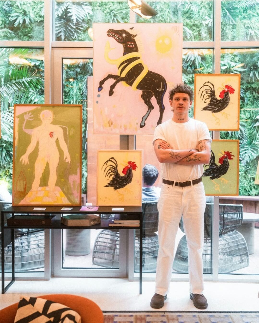 L'artiste Alec Malinofsky au Paris Renaissance République Hôtel © Antoine Pihen