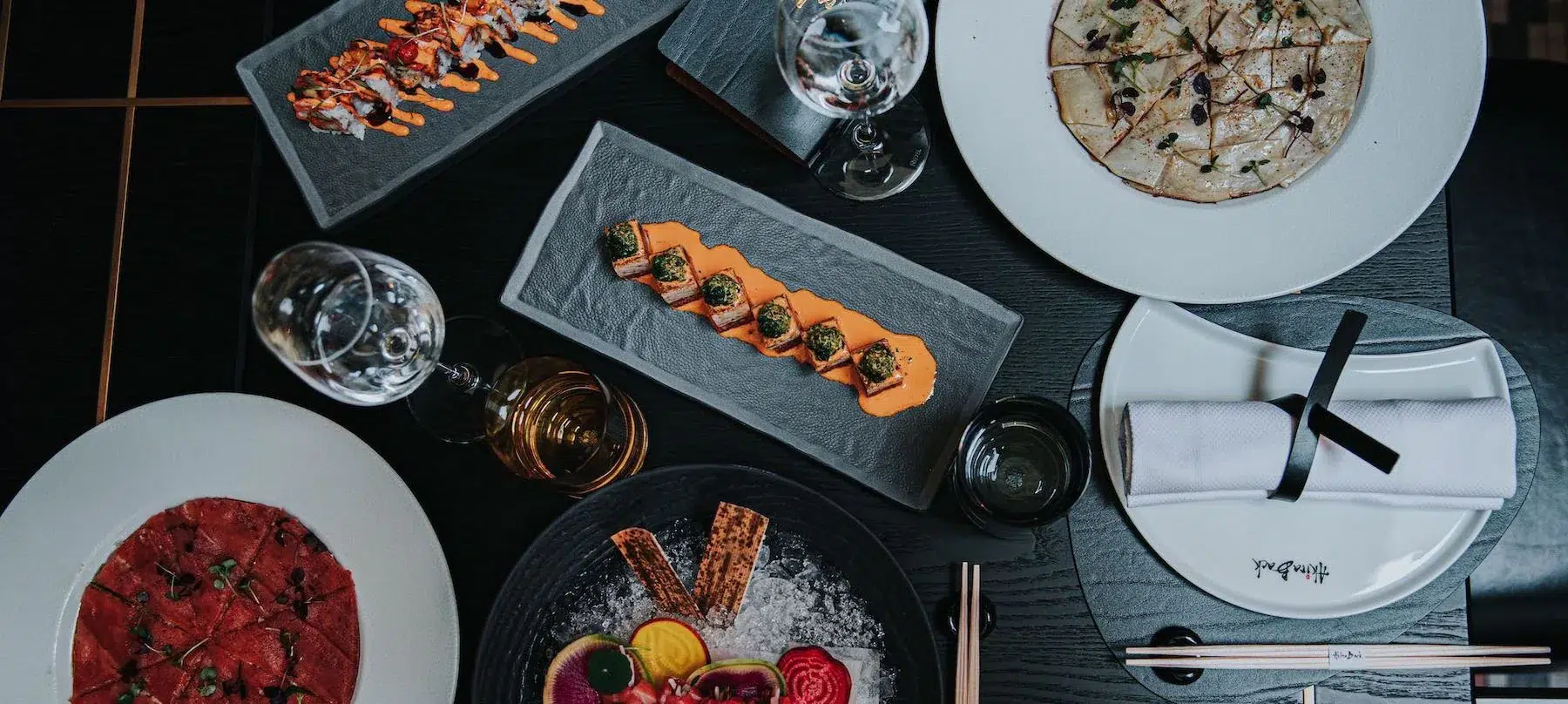 Un ensemble de plats du restaurant Akira Back à Paris