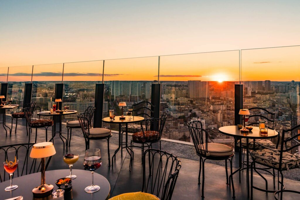 Ambiance romantique au rooftop du TOO Hotel à Paris avec vue panoramique au coucher du soleil © TOO Hotel Paris
