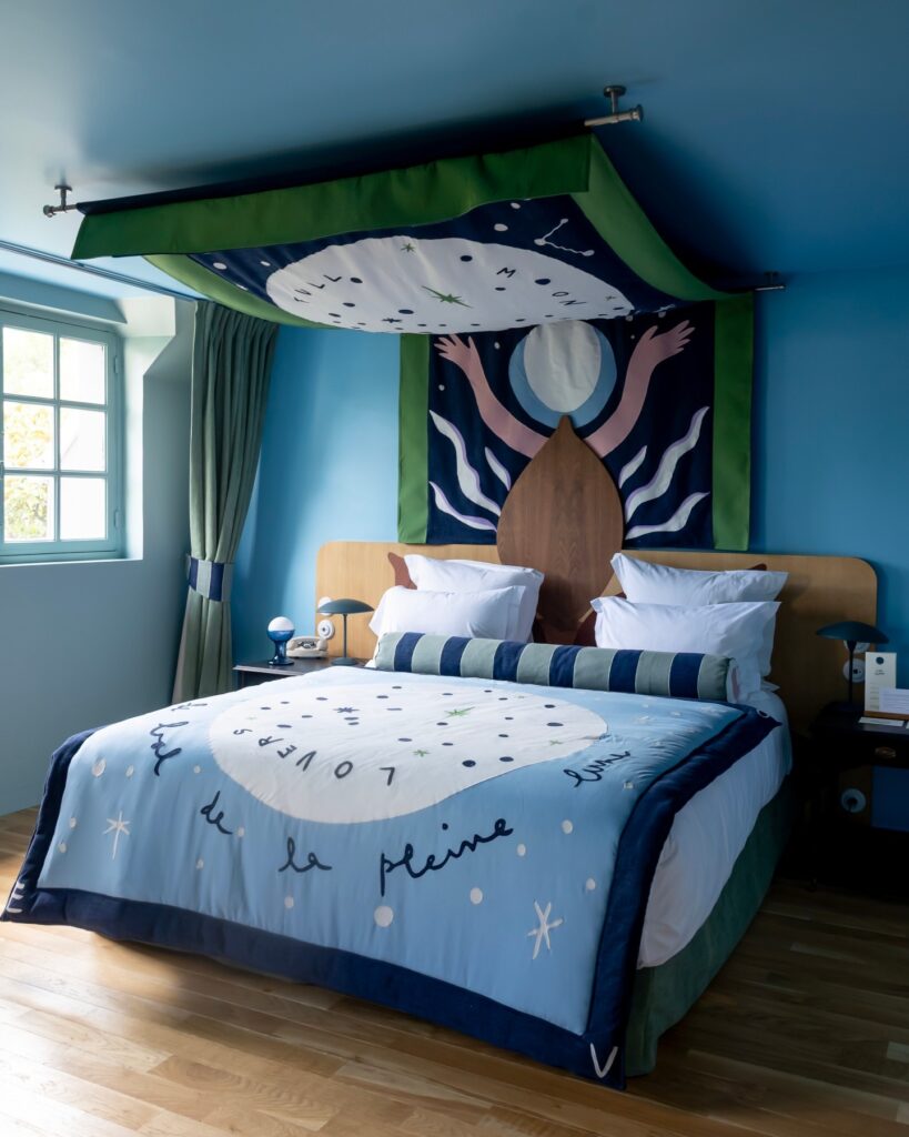 Chambre artistique aux tons bleus imaginée comme une œuvre habitable à La Folie Barbizon © Leo Kharfan