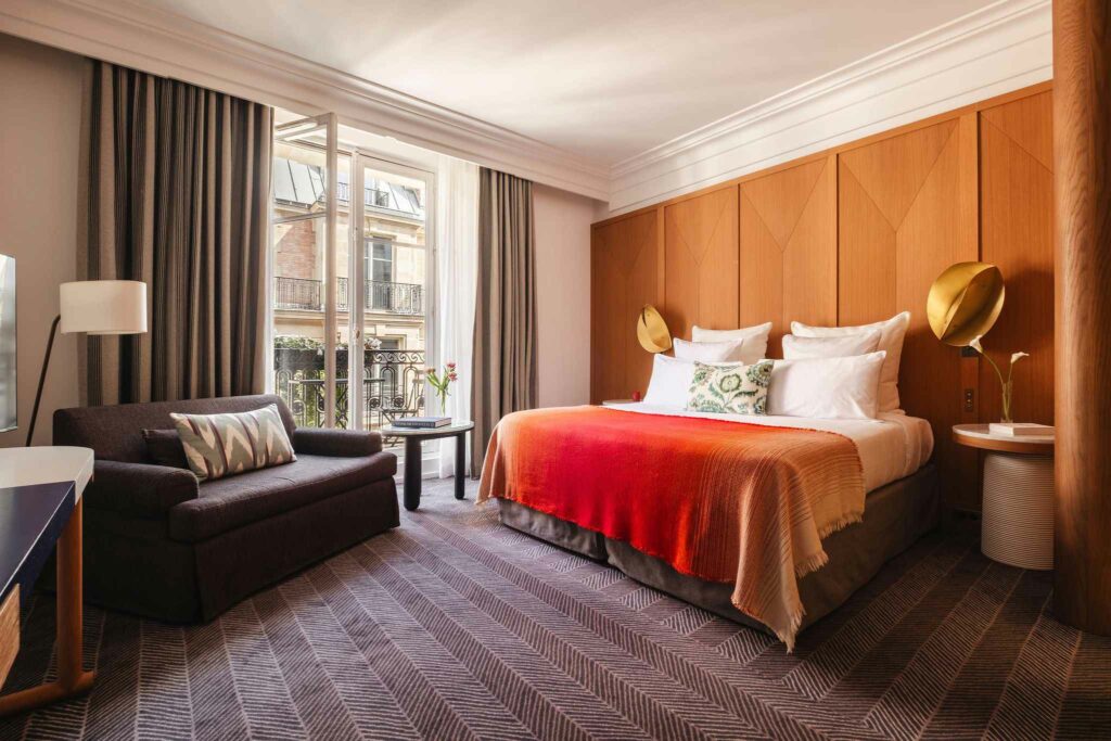 Chambre élégante de l’Hôtel Vernet Paris avec décoration signée François Champsaur © Hôtel Vernet