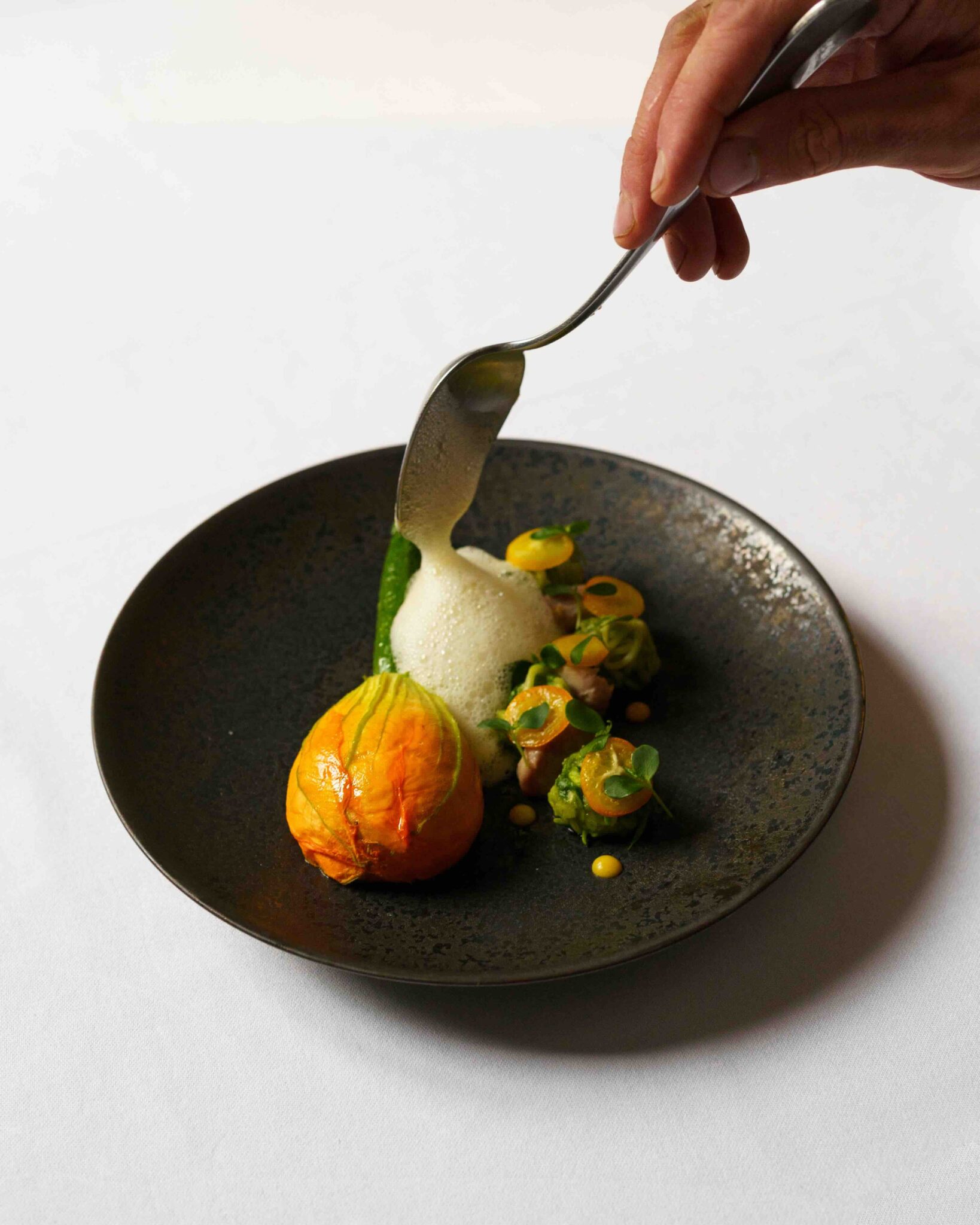 Recette des fleurs de courgette farcie par le chef étoilé Charles Colombeau © RozaSayfullaeva