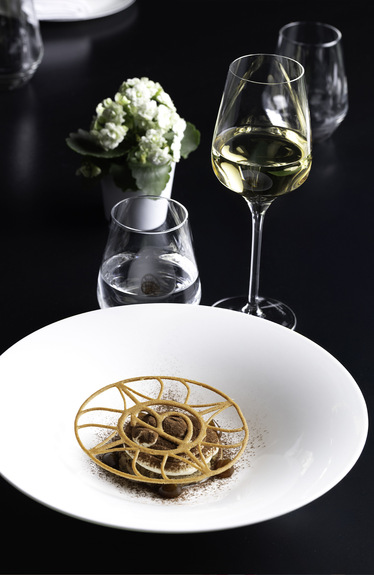 Un dessert du restaurant V de l'hôtel Vernet à Paris