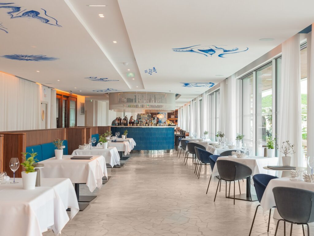 Intérieur du restaurant gastronomique L’Oursin à Carry-le-Rouet avec vue Méditerranée © Nicolas Anetson