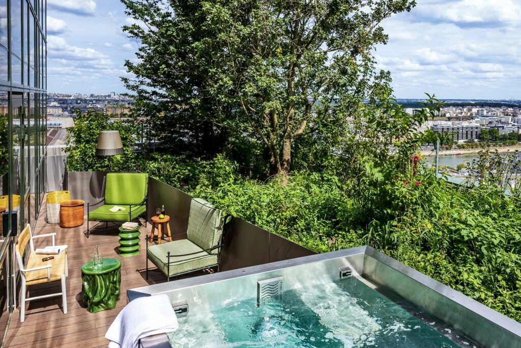 Jacuzzi extérieur du Spa TOO Chill au TOO Hotel avec vue sur Paris et terrasse arborée © TOO Hotel Paris