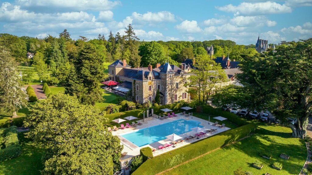 Le Domaine de la Bretesche Golf & Spa Relais & Châteaux en Bretagne avec piscine et parc arboré © Domaine de la Bretesche Golf &