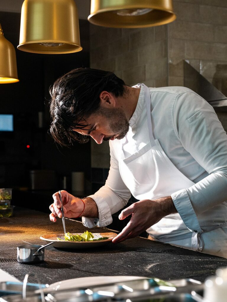 Le chef Ilane Tinchant dans les cuisines de L’Oursin © Nicolas Anetson