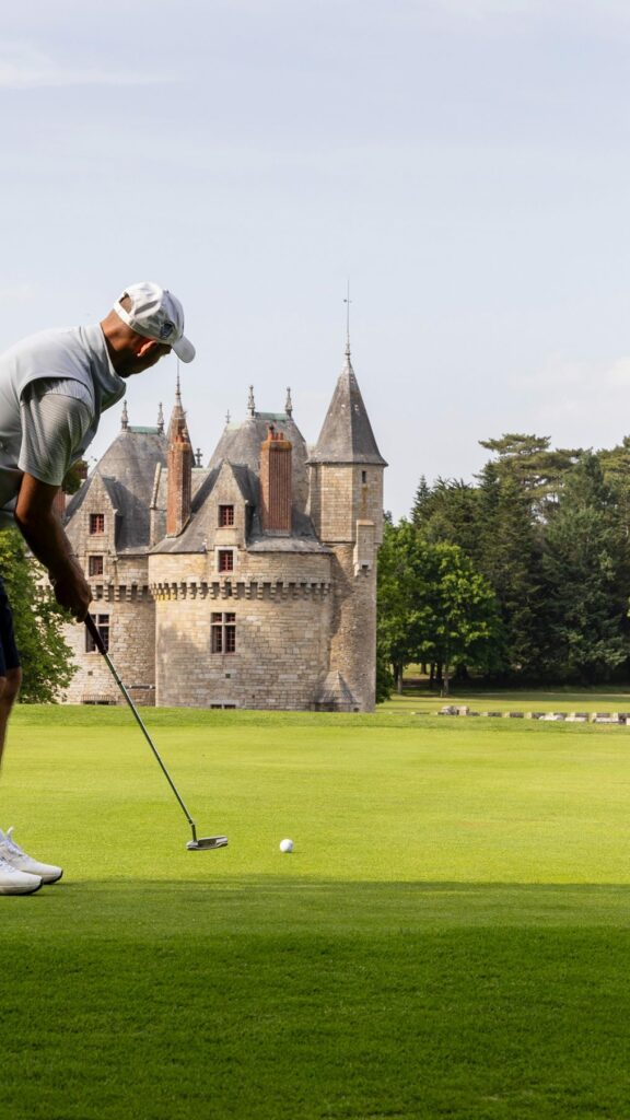 Parcours de golf face au château du Domaine de la Bretesch © domainedelabretesche