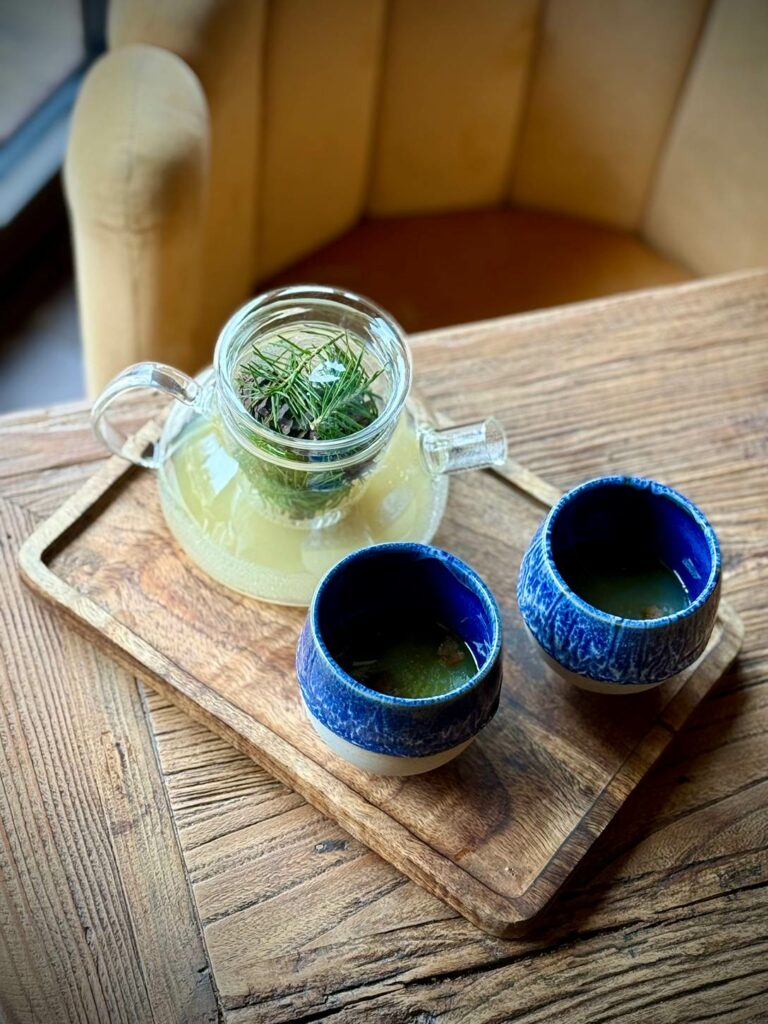 Petit-déjeuner dans un lodge avec vue sur la forêt au Loire Valley Lodges © Emmanuel Laveran