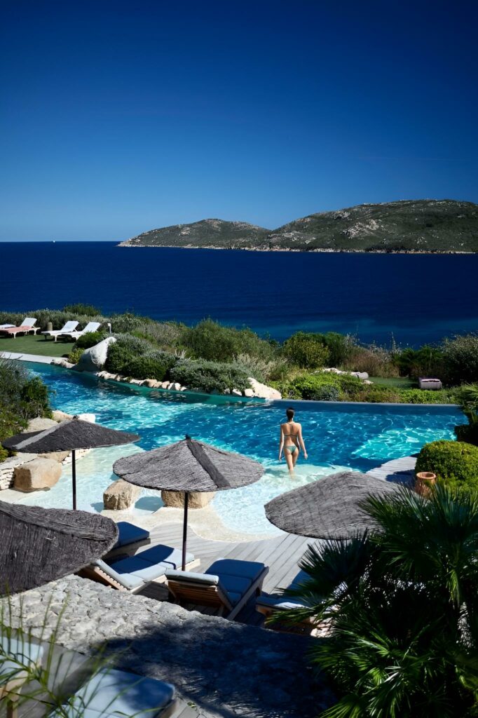 Piscine avec vue sur la mer au U Capu Biancu en Corse-du-Sud © U Capu Biancu