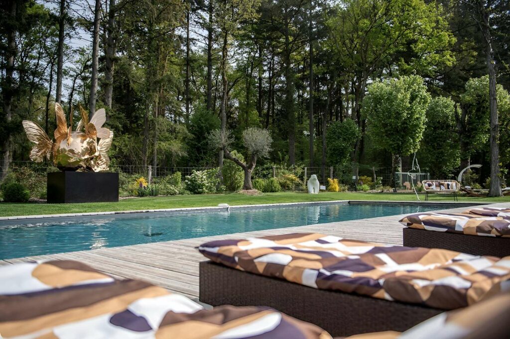 Piscine extérieure nichée dans la nature au Loire Valley Lodges © Geraldine Martens (1)