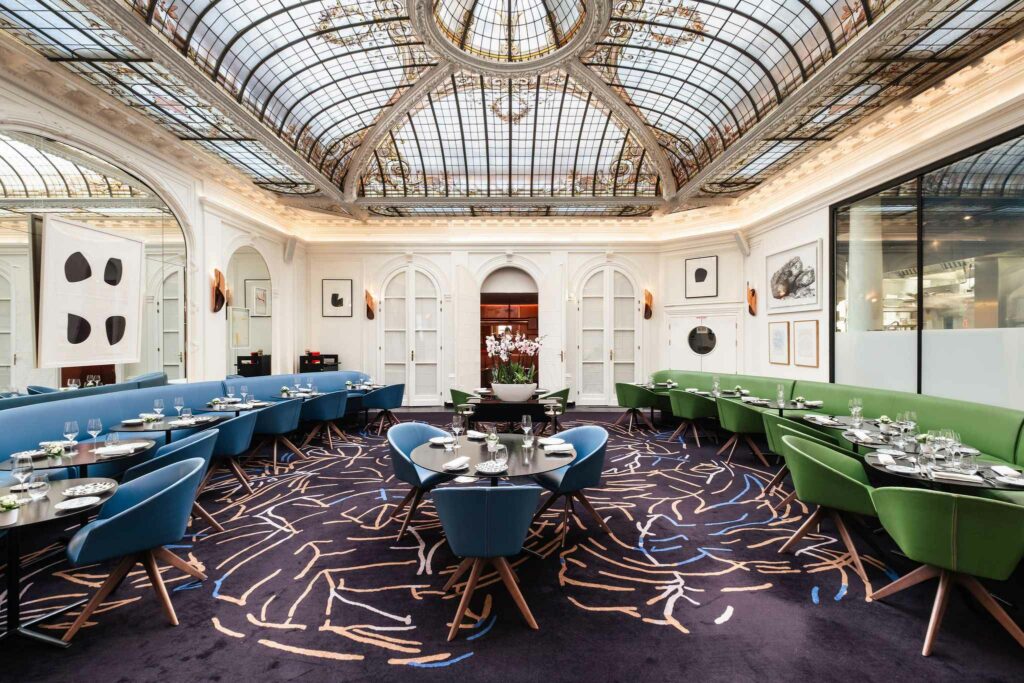 Restaurant Le V sous la verrière Gustave Eiffel à l’Hôtel Vernet Paris © Hôtel Vernet