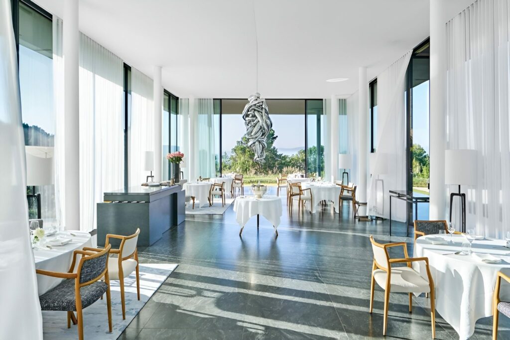 Restaurant Louison et son décor contemporain ouvert sur la nature © Villa La Coste
