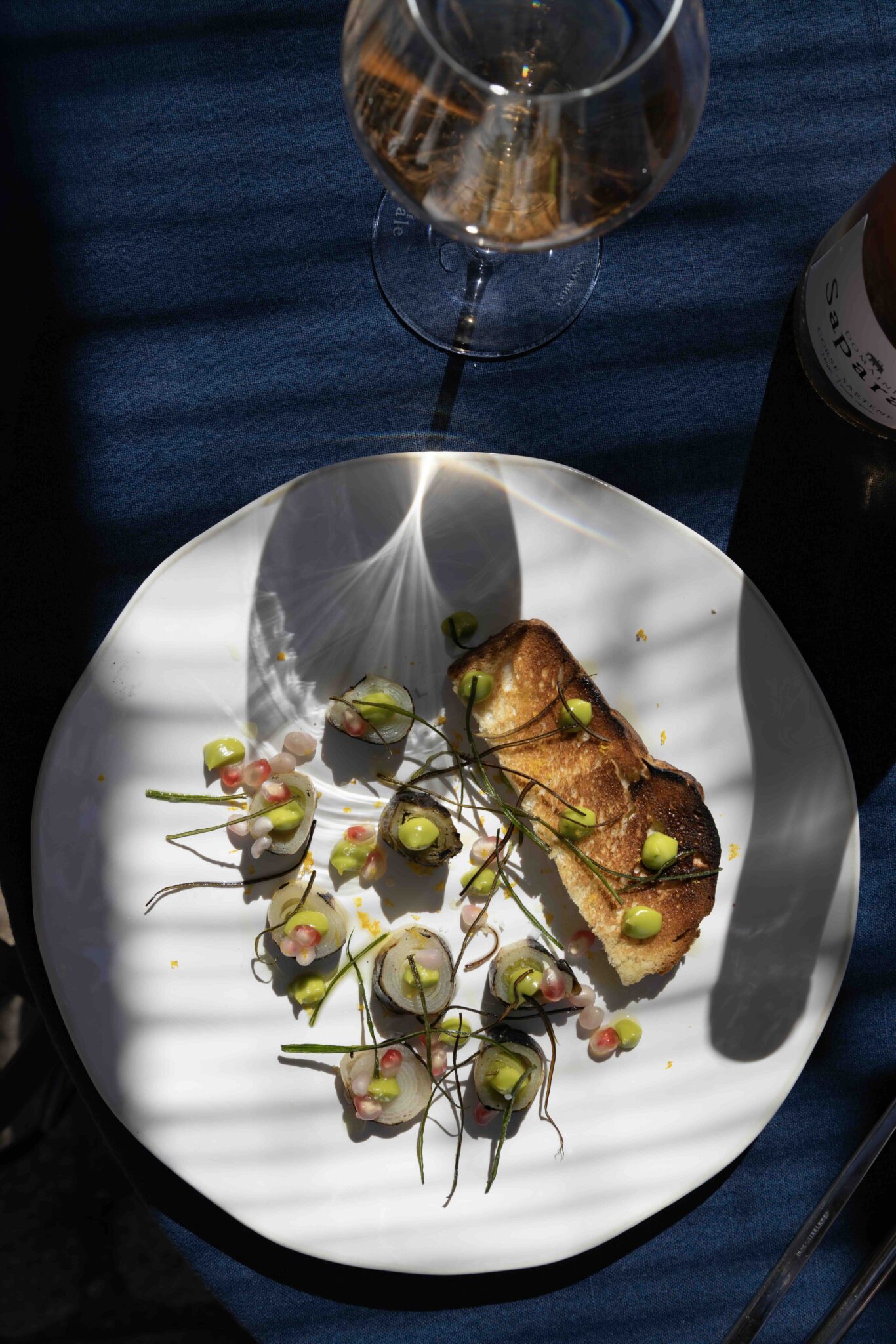 Recette de poireaux cuits vapeur puis au barbecue, mayonnaise à l'huile des verts de poireaux et kumquat, chips de poireaux et brioche toastée © Sylvain Alessandri