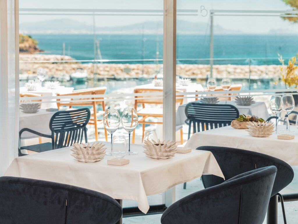 Salle du restaurant étoilé L’Oursin face au port de Carry-le-Rouet sur la Côte Bleue © Nicolas Anetson
