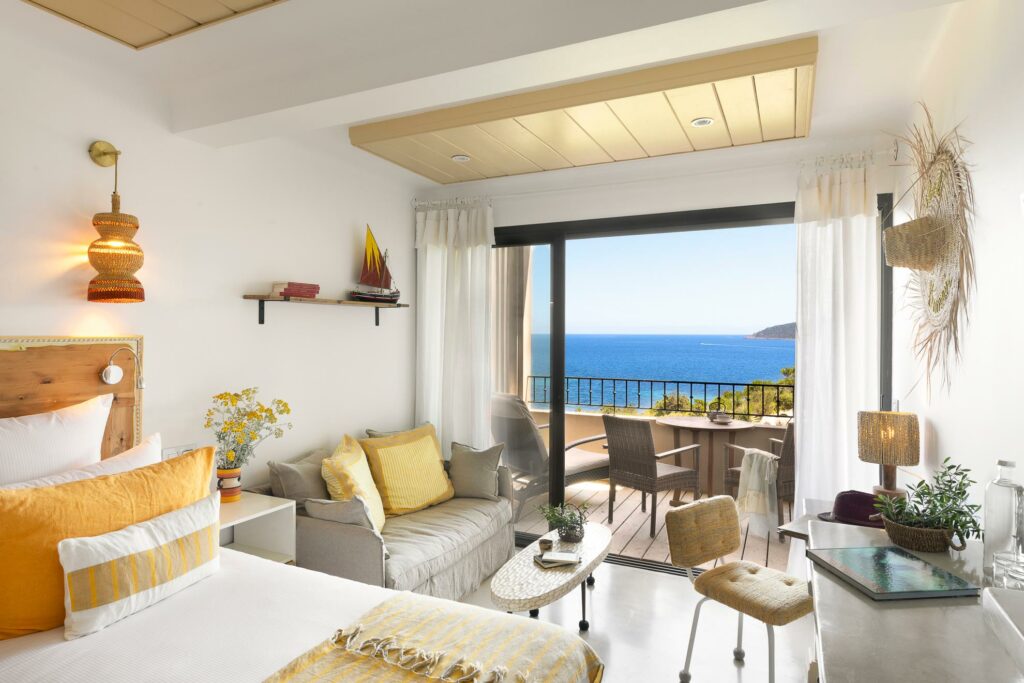 Suite avec terrasse ouverte sur la Méditerranée à U Capu Biancu © U Capu Biancu