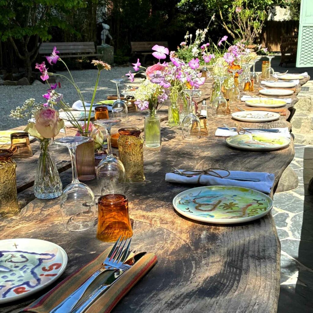 Table locavore dressée dans le jardin de La Folie Barbizon, entre nature et cuisine de saison © pimentine_boutique