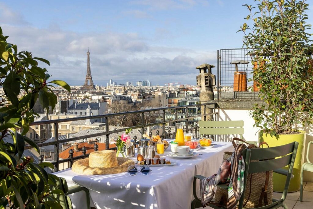 Terrasse de la suite 803 du Littré Hôtel Paris avec vue sur la Tour Eiffel © Le Littré Hôtel Paris