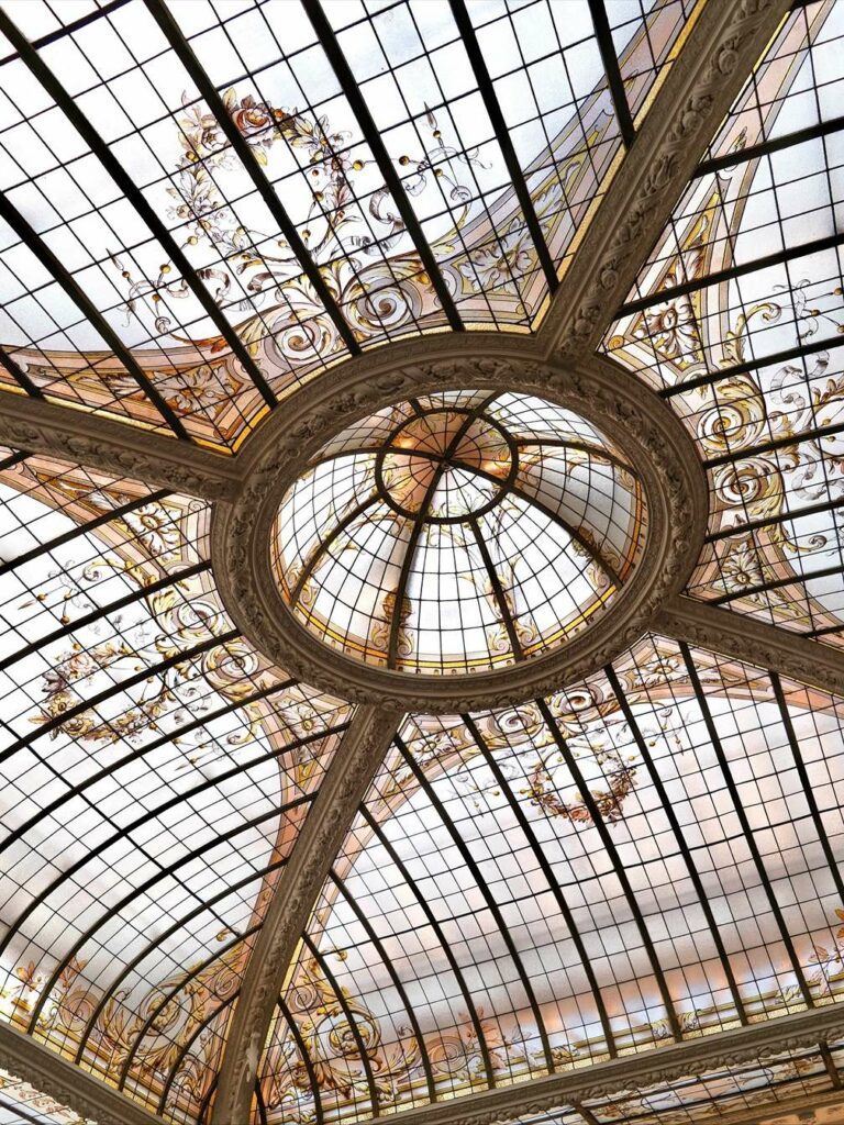 Verrière Belle Époque signée Gustave Eiffel au restaurant V de l’Hôtel Vernet Paris © Hôtel Vernet