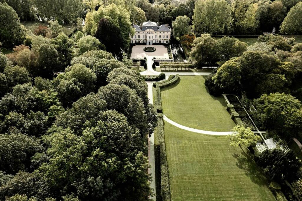 Vue aérienne du Domaine de Primard et de ses jardins aux portes de Paris © Domaine de Primard