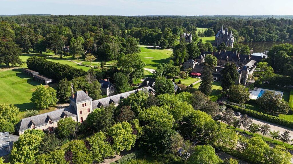 Vue aérienne du Domaine de la Bretesche et de son château au cœur de la nature © domainedelabretesche