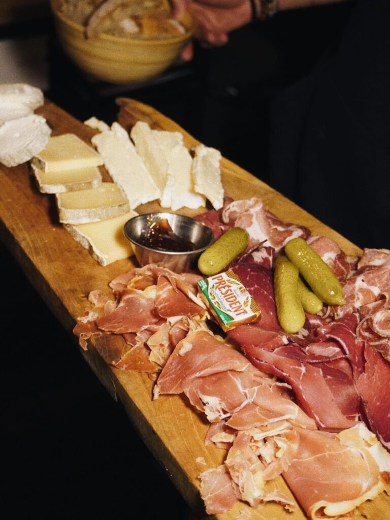 Planche de charcuteries et fromages servie au bar à vin Le Vieux Tonneau © levieuxtonneau_aix