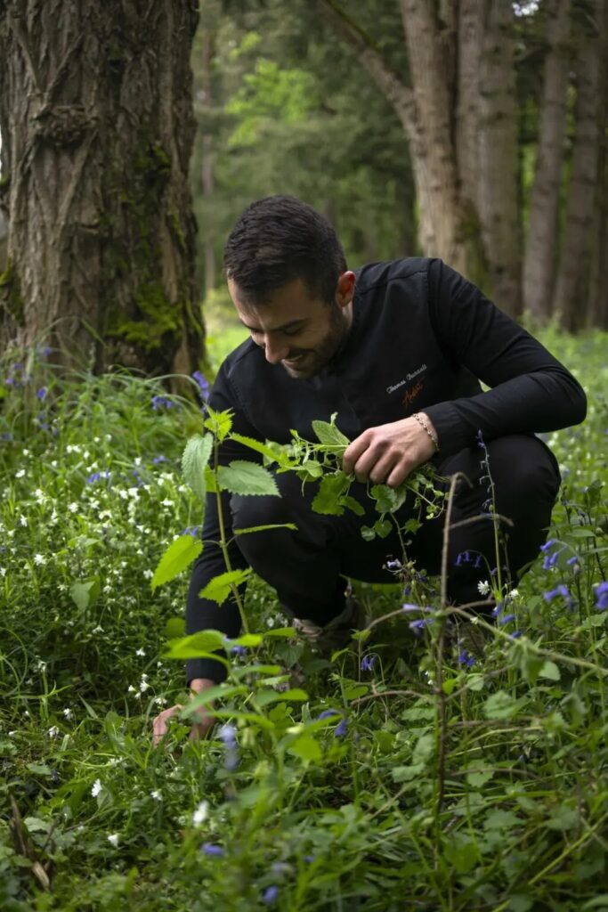 Le chef Thomas Besnault en cueillette au Loire Valley Lodges © Geraldine Martens