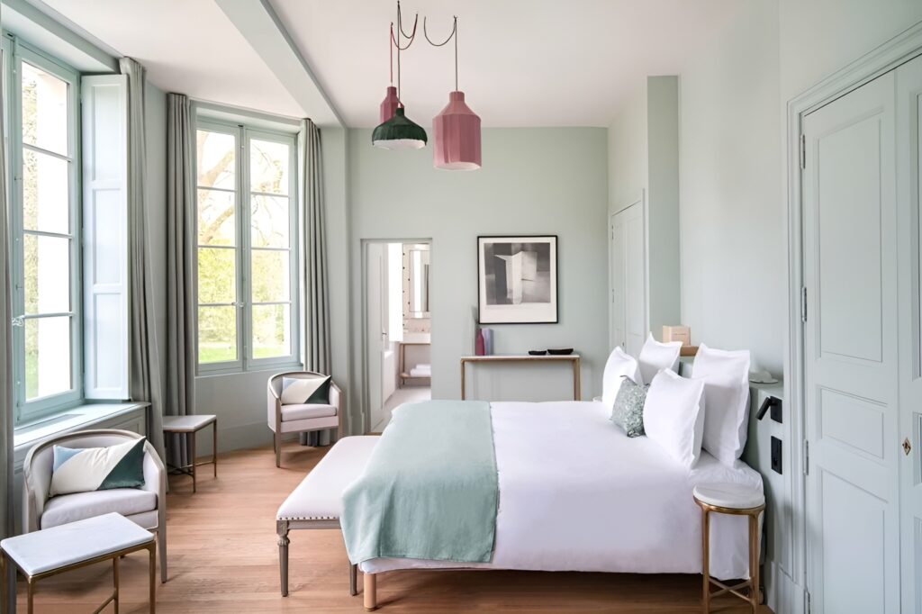 Suite lumineuse du Domaine de Primard pour un week-end gourmand proche de Paris © DR