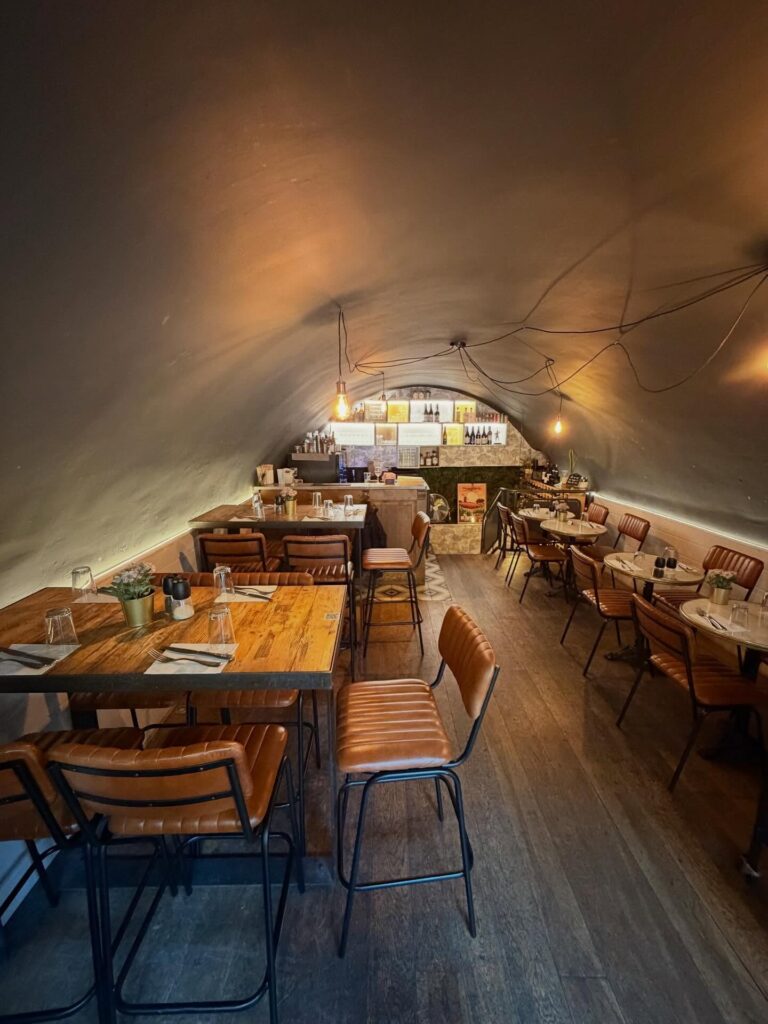 Salle intimiste et voûtée du bar à vin Le Vieux Tonneau à Aix-en-Provence © levieuxtonneau_aix