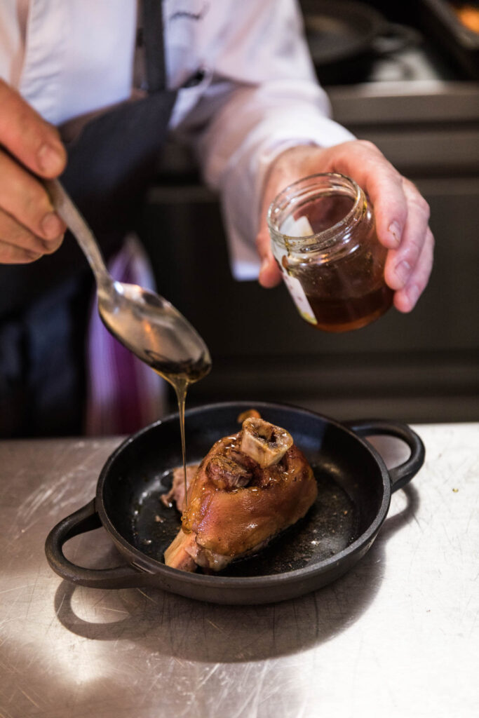 Plat gastronomique, jarret de porc au miel Abelha et épices douces © Romain Ricard