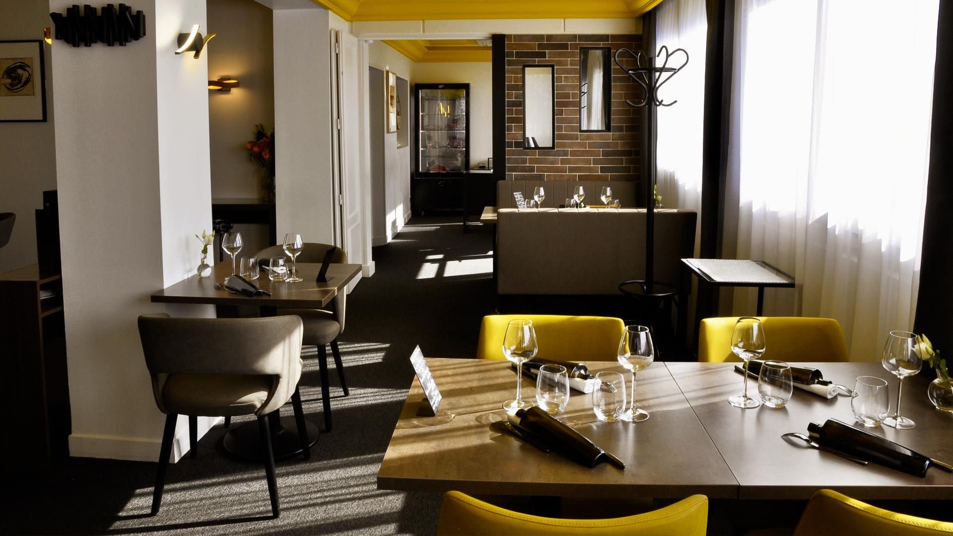 Déjeuner au restaurant à Aulnay © l'Auberge des Saints Pères