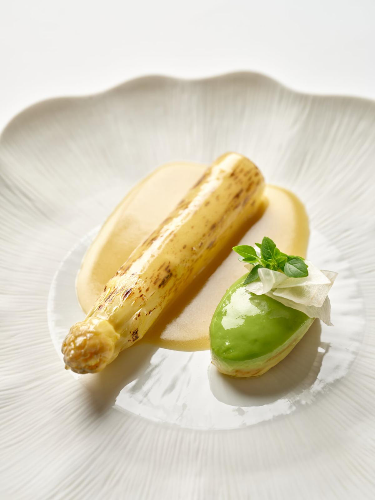 Asperge blanche, avocat crémeux, condiment d’olive citronné © Julie Limont