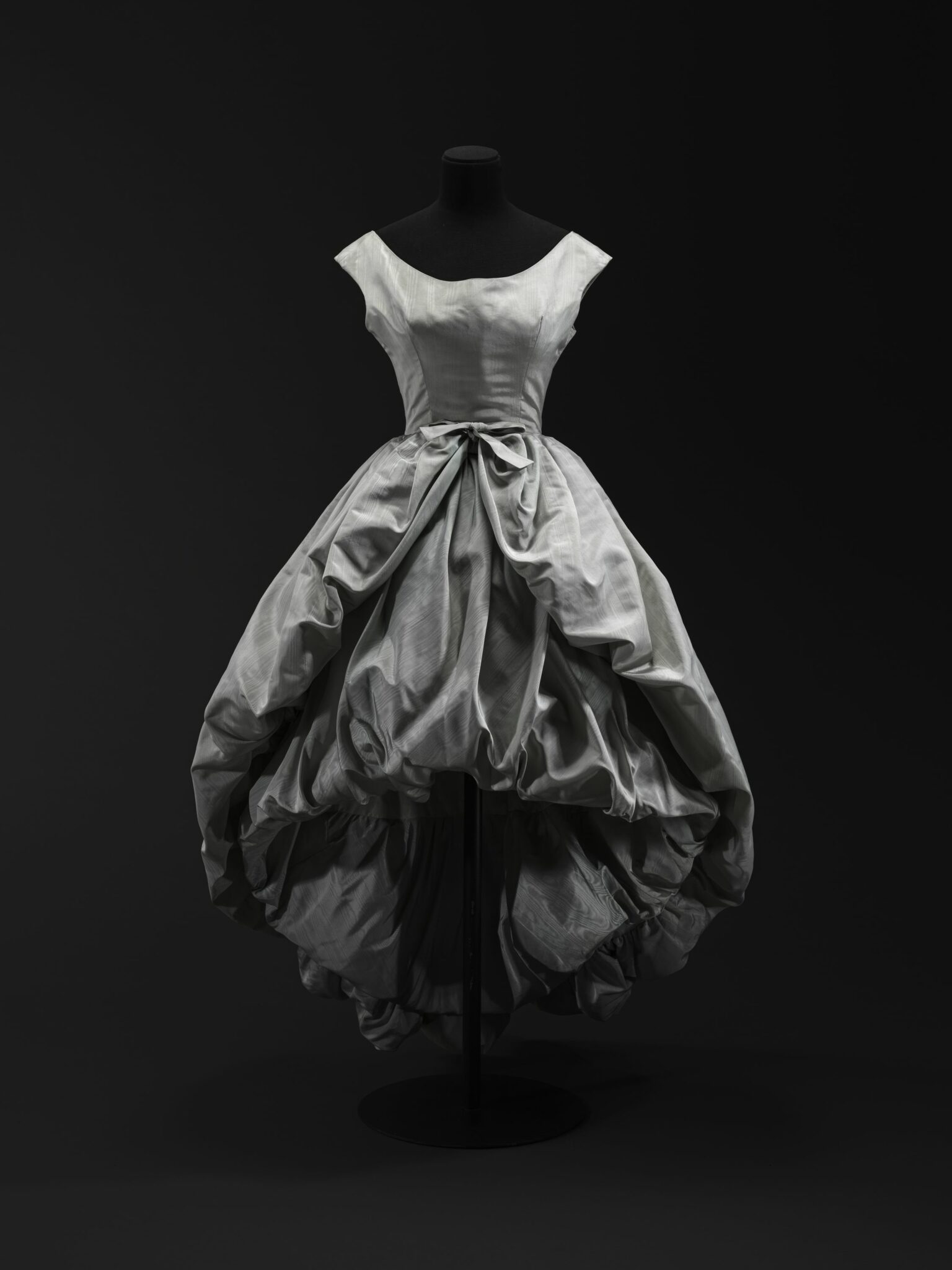 Création Givenchy inspirée des silhouettes du XVIIIe siècle © Palais Galliera