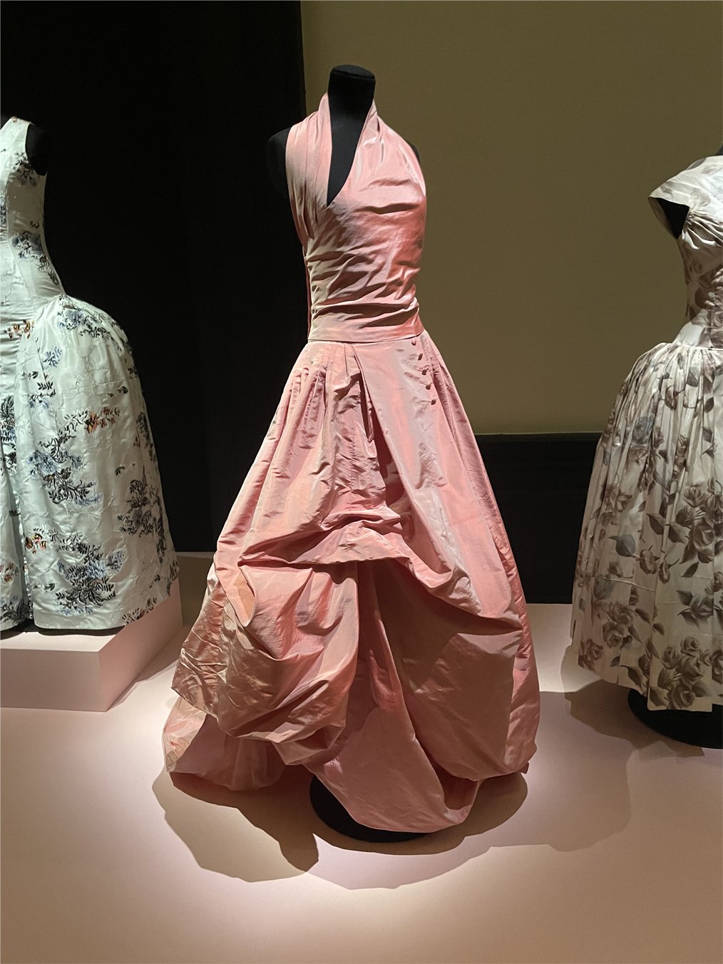 Création Karl Lagerfeld inspirée de la mode du XVIIIe siècle au Palais Galliera © Palais Galliera