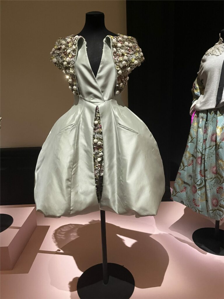 Création Karl Lagerfeld inspirée des robes du XVIIIe siècle au Palais Galliera © Palais Galliera