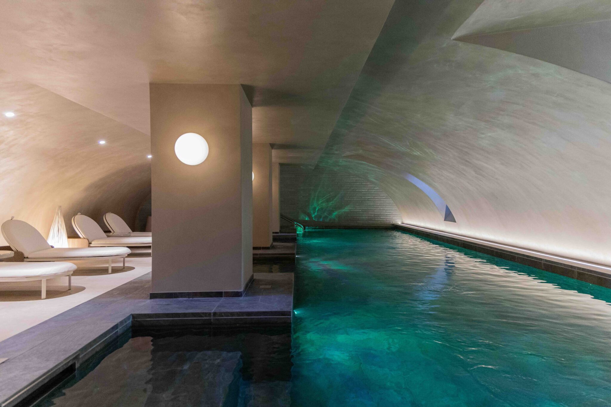 Se relaxer à la piscine intérieure du spa de l'hôtel © Fleur de Loire