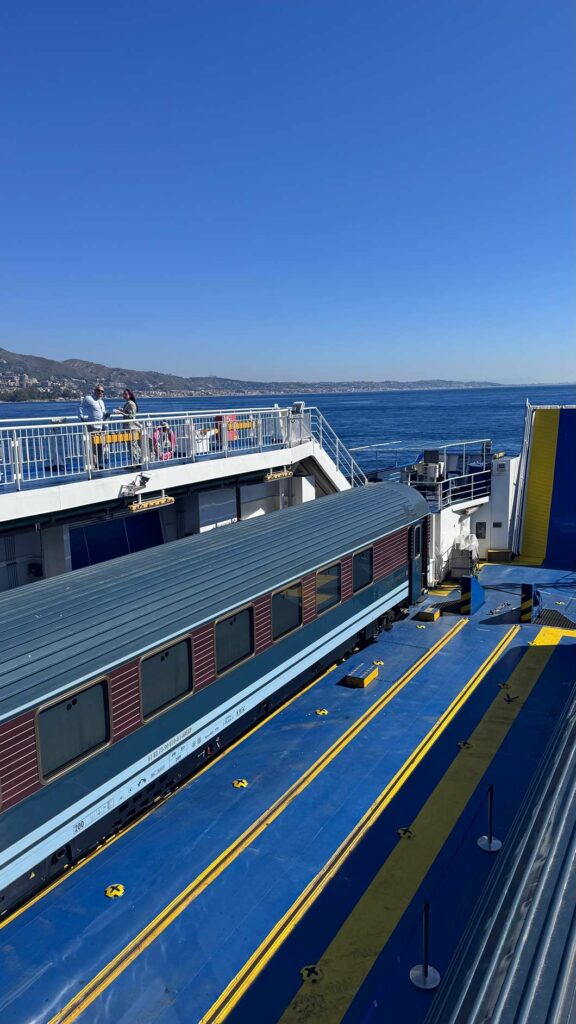 Wagon du Dolce Vita Orient Express sur le ferry de Messine © Maïa Morgensztern