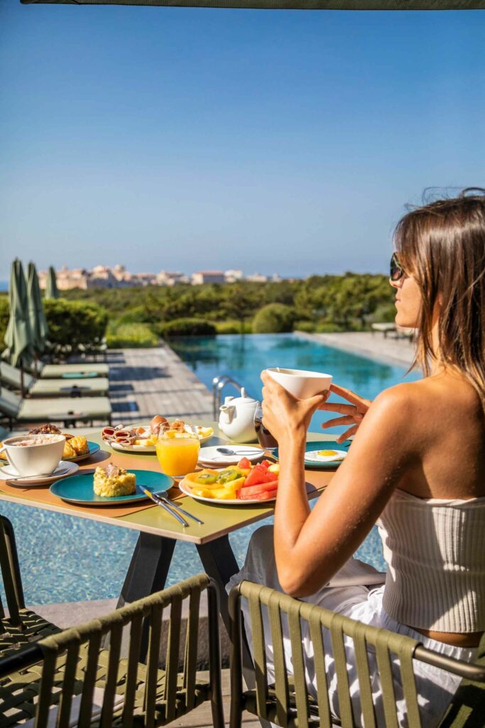 Petit-déjeuner avec vue sur Bonifacio dans un hôtel 5 étoiles © Version Maquis Citadelle