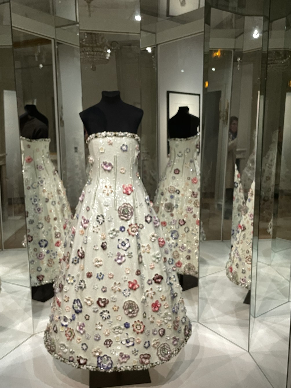 Robe Chanel haute couture inspirée du XVIIIe siècle au musée Cognacq-Jay © Musée Cognacq-Jay