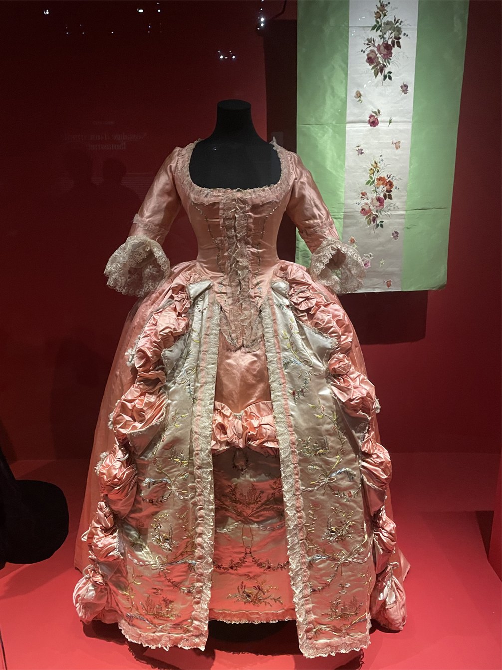 Robe à la française du XVIIIe siècle créée par Rose Bertin et exposée à Paris © Palais Galliera