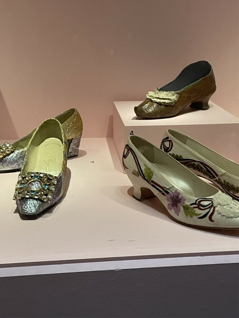 Souliers XVIIIe siècle et créations contemporaines exposés au Palais Galliera © Palais Galliera